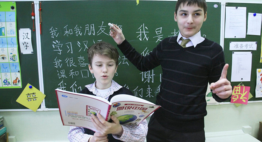 В школе китайский язык изучают 60. Китайские дети. Китайский язык. Школа китайского языка. Школьники изучают китайский язык.